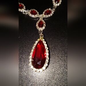 AVON STUDIO 1886 RADIANT RED NECKLACE AND EARRINGS SET .